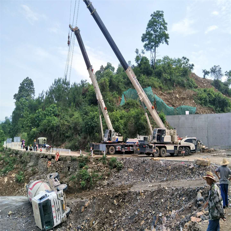 邢台汽车掉沟里叫吊车救援要多少钱